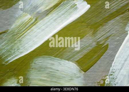 Abstrakter gemalter Hintergrund mit grünen, weißen und blauen Pinselstrichen und sichtbarer Farbstruktur. Moderne künstlerische Kulisse für Designvorlagen und Poster Stockfoto