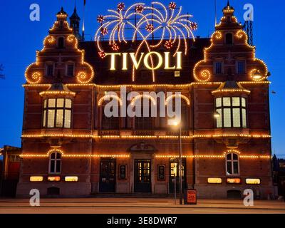Eingang Tivoli Gardens, in der Abenddämmerung, Kopenhagen, Dänemark Stockfoto