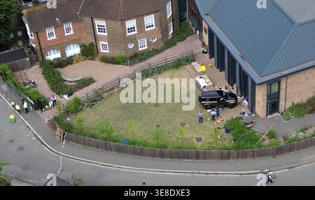 Aktenfoto vom 7/2023 eines Land Rover Defenders auf dem Gelände der Study Preparatory School in Camp Road, Wimbledon, Süd-London. Der Polizeiwachhund untersucht Beschwerden gegen 11 Polizisten wegen der Bearbeitung einer Untersuchung wegen eines Verkehrsunfalls, bei dem zwei Schulmädchen getötet wurden. Nuria Sajjjad und Selena Lau, beide acht, starben bei dem Vorfall an der Study Prep School in Wimbledon, Südwest-London, im Juli 2023, während sie den letzten Tag der Sommerzeit feierten. Ausgabedatum: Dienstag, 14. April 2026. Stockfoto
