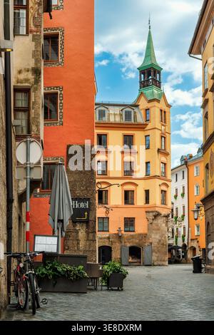Fahrräder parken in einer engen Gasse in der historischen und malerischen Altstadt von Innsbruck, Österreich. Stockfoto