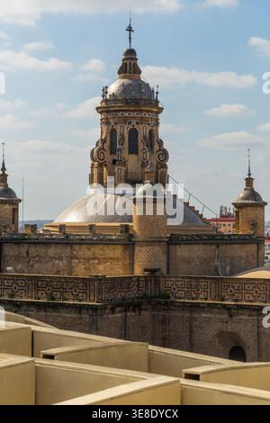 Sevilla, Andalusien, Spanien, eine reich verzierte Kuppel und Kuppel mit komplexen blauen Azulejo-Mustern stehen hoch unter einem hellen Himmel, Teil der herrlichen Igles Stockfoto