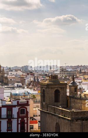 Sevilla, Andalusien, Spanien, ein weitläufiger Panoramablick auf die bezaubernden Dächer der historischen Stadt, die traditionelle Architektur und die antike Kirche Stockfoto