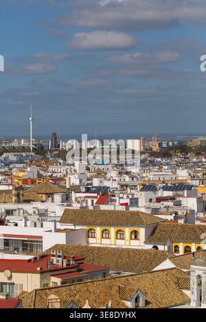 Sevilla, Andalusien, Spanien, ein weitläufiger Blick aus der Luft, der die bezaubernden Terrakotta-Dächer der historischen Stadt, die modernen Entwicklungen und das berühmte To einfängt Stockfoto