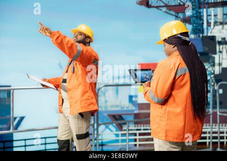 Binnenschiffsingenieure verwenden das Tablet-App-Dashboard zur Erkennung von Geräteanomalien während des Bohrvorgangs. Experten für Offshore-Plattformen verwenden die Geräteschnittstelle zur Fernsteuerung von Infrastruktursystemen Stockfoto