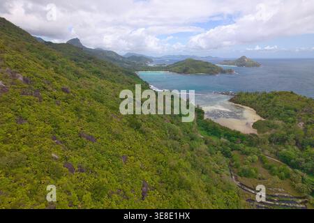 Hochwinkeldrohne von Cap ternay Mangoven in der alten New York School, üppiger Wald, Cap ternay, Mahe, Seychellen Stockfoto