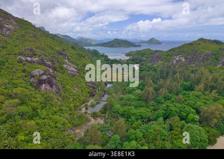 Hochwinkeldrohne von Cap ternay Mangoven in der alten New York School, üppiger Wald, Cap ternay, Mahe, Seychellen Stockfoto