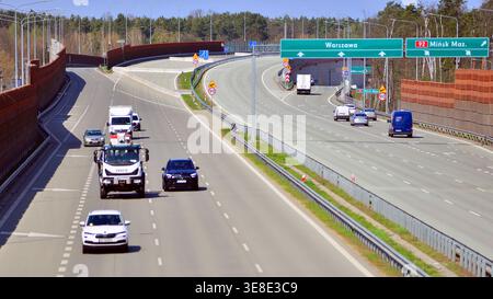Wesola, Polen. 13. April 2026. Blick auf die Schnellstraße S17, südliche Umgehungsstraße von Warschau im Bezirk Wawer. Stockfoto