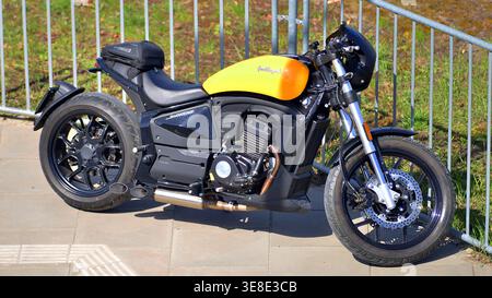 Wesola, Polen. 13. April 2026. Ein gelbes Motorrad mit der Aufschrift Grand Warszawski Stockfoto