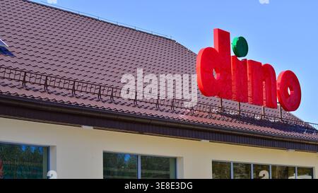 Wesola, Polen. 13. April 2026. Schild an Bord des Dino mit Markenlogo über dem Eingang. Stockfoto