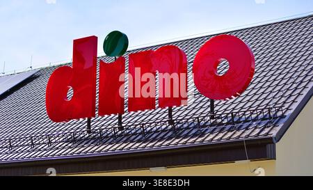 Wesola, Polen. 13. April 2026. Schild an Bord des Dino mit Markenlogo über dem Eingang. Stockfoto