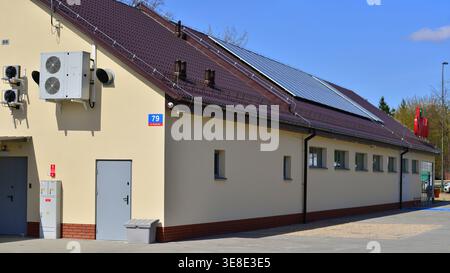 Wesola, Polen. 13. April 2026. Dino-Supermarkt mit Logo-Schild. Polnische Einzelhandelskette, Lebensmittelgeschäft in Polen. Stockfoto