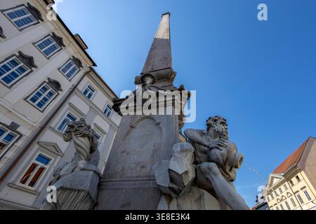 LJUBLJANA, SLOWENIEN, 16. JULI 2024 - Francesco Robba-Brunnen oder der Brunnen der drei Karniolenflüsse auf dem Rathausplatz in Ljubljana, Slowenien Stockfoto
