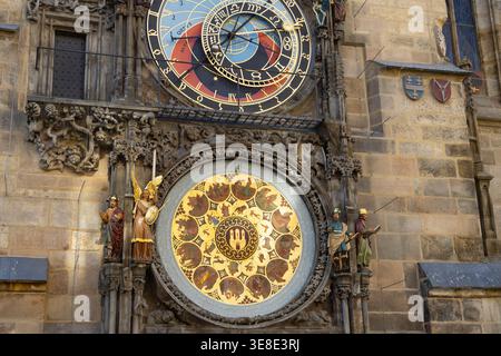PRAG, TSCHECHISCHE REPUBLIK, 23. JULI 2024 - Prager Astronomische Uhr auf dem Turm des Alten Rathauses in der Tschechischen Republik Stockfoto