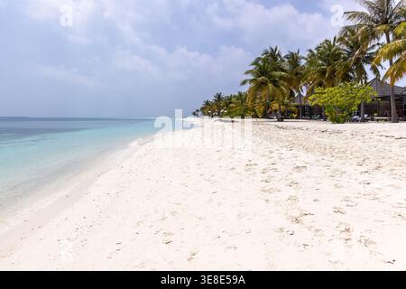 Am frühen Morgen an einem wunderschönen tropischen Strand mit weißem Sand, türkisfarbenem Wasser und Strandvillen im Kuredu Island Resort, den Malediven, dem Indischen Ozean Stockfoto