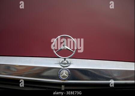 2. April 2026, Tiflis, Georgia Ein klassisches Mercedes-Benz-Verzicht mit dem legendären dreizackigen Stern auf der Motorhaube eines Vintage-Fahrzeugs Stockfoto