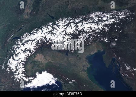 Schneebedeckte Alpen in Europa vom Weltraum aus gesehen – enthält modifizierte Copernicus Sentinel 3-Daten (2026) Stockfoto