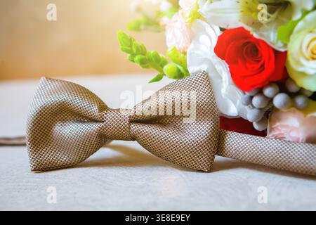 Ein Set Kleidung für den Bräutigam. Hochzeitsschuhe, Gürtel, Krawatte, Parfüm, Manschettenknöpfe. Die ganze Reihe von Männern ist in brauner Farbe. Luxus-Suite für echte Männer Stockfoto