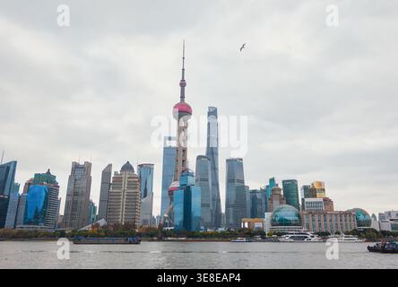 Shanghai, China - 12. Dezember 2025: Panoramablick auf die Skyline von Shanghai vom Huangpu River aus an einem bewölkten Tag, bei dem berühmte Wahrzeichen erfasst werden Stockfoto