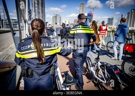 ROTTERDAM - Polizeibeamte bei der Arbeit. Beamte werfen wieder Werkzeuge aus Protest gegen das Einfrieren ihrer Gehälter. Dieses "Einfrieren der Gehälter" wurde vom vorherigen Kabinett angenommen und wird vom neuen Kabinett nicht rückgängig gemacht. Nationaler Protest gegen das Einfrieren der Gehälter für Beamte in Rotterdam ROBIN UTRECHT /ANP netherlands Out - belgien Out Stockfoto