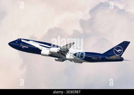 Lufthansa Boeing 747-8 (D-ABYN) Passagierflugzeug in Sonderlackierung zum 100-jährigen Jubiläum startet am Flughafen Haneda. Stockfoto