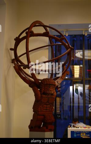 LEGO atlas Skulptur mit einer Armillarsphäre, die in einem New yorker Geschäft steht Stockfoto