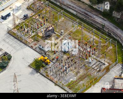 Luftaufnahme einer elektrischen Unterstation mit Transformatoren, Hochspannungsisolatoren und einem gelben Wartungsfahrzeug in Bussi sul Tirino, Abruzzen, Ita Stockfoto