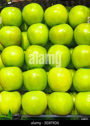 Lebendige Anzeige frischer grüner Äpfel, die ihre glatte Haut und organische Textur hervorheben. Ideal für gesunde Lebensmittel Hintergründe und Lebensmittelmarkt Desig Stockfoto