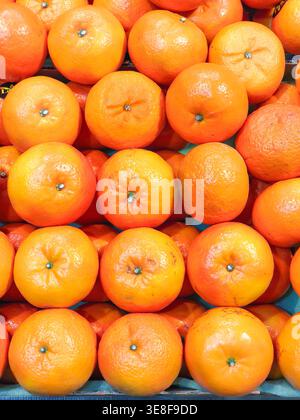 Wiederholtes Muster aus frischen Orangenhälften mit saftigen Zitrussegmenten und natürlichen Samen. Ideal für gesunde Lebensmittel Hintergründe und Marktdisplays. Stockfoto