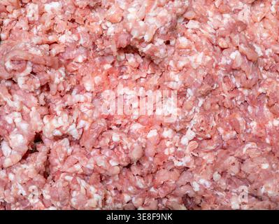 Frisches rohes Hackfleisch aus Schweinefleisch mit einer natürlichen Mischung aus magerem Protein und Fett. Perfekt für kulinarische Hintergründe, Marketing in der Lebensmittelindustrie und Stockfoto