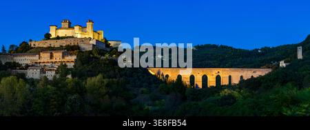 Rocca Albornoziana und Ponte delle Torri in der Dämmerung. Spoleto, Perugia, Italien Stockfoto