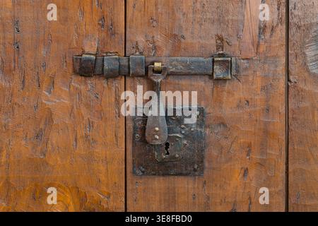 Das antike Schloss an der alten Holztür. Gesehen in der Kirche Santae Mariae Misericordiae, Abtei St. Benedikt auf dem Berg. Norcia, Italien Stockfoto