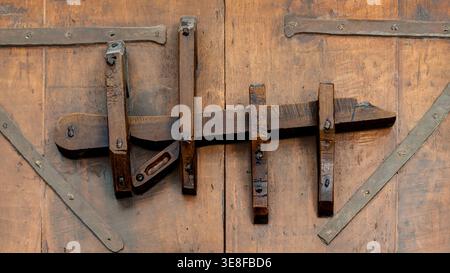 Das antike Schloss an der alten Holztür. Gesehen in der Kirche Santae Mariae Misericordiae, Abtei St. Benedikt auf dem Berg. Norcia, Italien Stockfoto