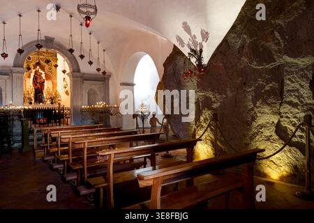 Der „Felsen“ in der Krypta. Santa Maria del Sasso, alias Heiligtum Santa Maria del Sasso (Santuario di Santa Maria del Sasso). Bibbiena, Italien Stockfoto