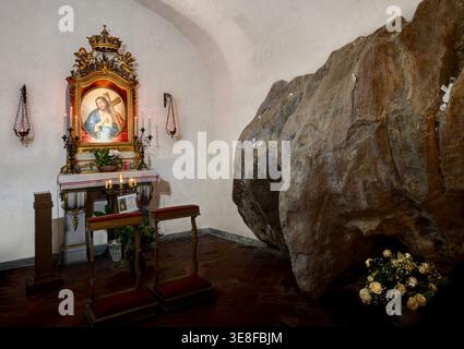Der „Felsen“ in der Krypta. Santa Maria del Sasso, alias Heiligtum Santa Maria del Sasso (Santuario di Santa Maria del Sasso). Bibbiena, Italien Stockfoto
