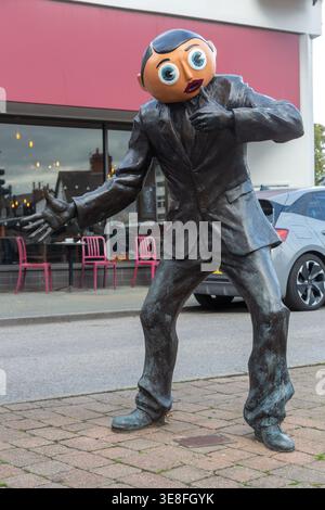 Statue des Komikers Frank Sidebottom (Chris Sievey) in Timperley, einem Vorort von Greater Manchester Stockfoto