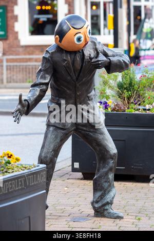 Statue des Komikers Frank Sidebottom (Chris Sievey) in Timperley, einem Vorort von Greater Manchester Stockfoto