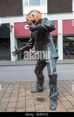 Statue des Komikers Frank Sidebottom (Chris Sievey) in Timperley, einem Vorort von Greater Manchester Stockfoto