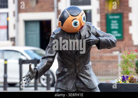 Statue des Komikers Frank Sidebottom (Chris Sievey) in Timperley, einem Vorort von Greater Manchester Stockfoto