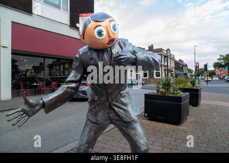 Statue des Komikers Frank Sidebottom (Chris Sievey) in Timperley, einem Vorort von Greater Manchester Stockfoto