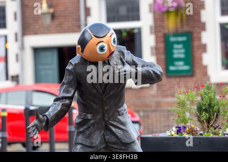Statue des Komikers Frank Sidebottom (Chris Sievey) in Timperley, einem Vorort von Greater Manchester Stockfoto