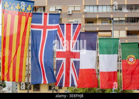 Eine Sammlung internationaler Flaggen, darunter die Senyera (Flagge Kataloniens), Island, das Vereinigte Königreich, Frankreich, Italien, und Portugal. Stockfoto