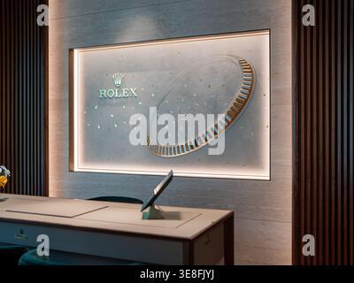 In einer Luxusuhrenboutique befindet sich ein Rolex-Display mit einer stilvollen Lünette Stockfoto
