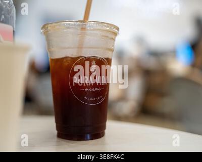 Im Café Pura Vida Miami wird ein Eiskaffee in einer Tasse mit Markenzeichen serviert. Die beliebte Café-Kette bietet eine Auswahl an Getränken Stockfoto