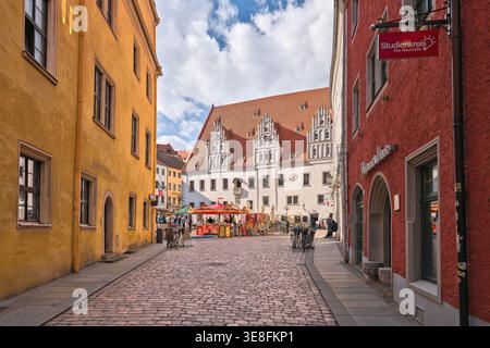 Blick auf den Marktplatz in Meißen mit dem historischen Rathaus und mehreren Marktständen Stockfoto