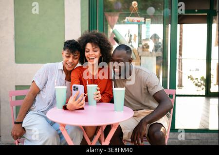 Eine multikulturelle Gruppe von Freunden entspannt sich zusammen, genießt Spaß, macht Selfie, feiert Vielfalt Stockfoto