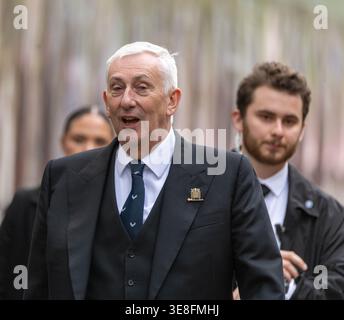 London, Großbritannien. April 2026. Sir Lindsay Hoyle Sprecher des Unterhauses bei der Beerdigung des ehemaligen Labour-Abgeordneten und Minister Phil Woolas in der St Margaret's Church Westminster, London, in Anwesenheit von Keir Starmer, Premierminister, und früheren Premierministern Gordon Brown und Sir Tony Blair. Bild: Sir Lindsay Hoyle Sprecher des House of Commons, Credit: Ian Davidson/Alamy Live News Stockfoto