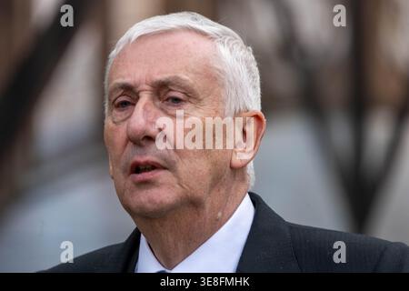 London, Großbritannien. April 2026. Sir Lindsay Hoyle Sprecher des Unterhauses bei der Beerdigung des ehemaligen Labour-Abgeordneten und Minister Phil Woolas in der St Margaret's Church Westminster, London, in Anwesenheit von Keir Starmer, Premierminister, und früheren Premierministern Gordon Brown und Sir Tony Blair. Bild: Sir Lindsay Hoyle Sprecher des House of Commons, Credit: Ian Davidson/Alamy Live News Stockfoto