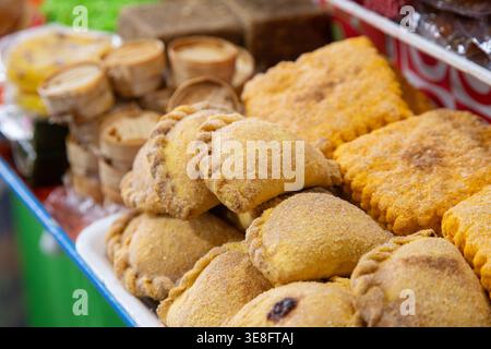 Köstliche goldene Empanadas und mit Zucker und Zimt bestäubtes Gebäck in Chiapas, Mexiko Stockfoto