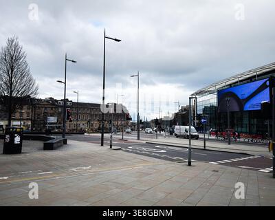 Edinburgh, Schottland, Großbritannien - 16. Februar 2026: Bedeckte Stadtstraße in Edinburgh mit moderner Glasarchitektur des Omni Centre, Ampeln, Fußgängern Stockfoto