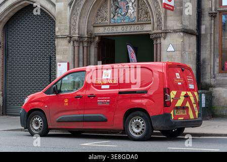 Ein kleiner Van von Royal Mail parkt vor der Postfiliale St. Aldates im Zentrum von Oxford, Großbritannien Stockfoto